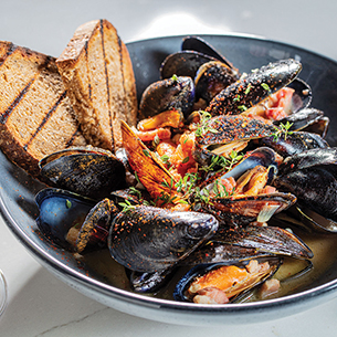 Mussels entrée with toasted bread
